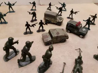 33 Soldater og 3 Militærvogne