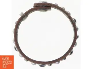 Brunt læderarmbånd med nitter (str. 21 cm)