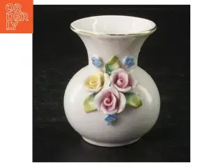 Porcelænsvase med blomsterdekoration (str. 8 cm ø. 7 cm)