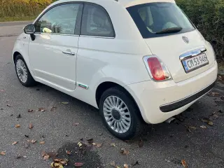 Populære Fiat 500 med glastag og lav KM. 