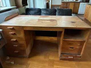 Massivt skrivebord med chalosilåge