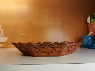 Dekorativt fad i teak (formentlig), diameter 30 cm