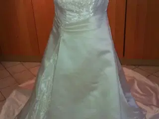 smuk brudekjole med slæb