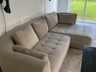 Sofa med chaiselong i lys grå/beige inkl puff