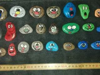 23 HÅNDLAVEDE STEN SMILEYS