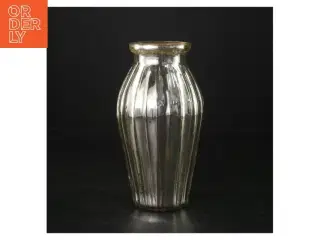 Sølvfarvet vase (str. H. 17 cm)