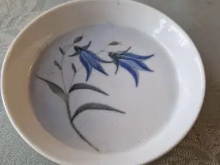 Lille askebæger  med klokkeblomst. 