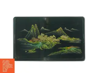 Lakeret bakke med asiatisk landskab (str. 45 x 28 x 4 cm)