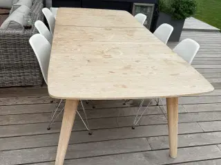 Egetræsbord. Trænger til let slibning