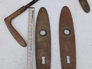 Antikt dørgreb med langskilt, messing, tosidet.