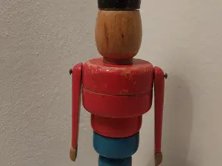 Gammel patineret stabel garder i træ. H 24cm.