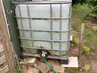 Vandbeholder til 1000 l  med pumpe .