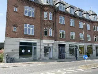 Flot kontor/butik med facade mod Lyngby Hovedgade