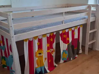 Halvhøj seng med cirkusgardin