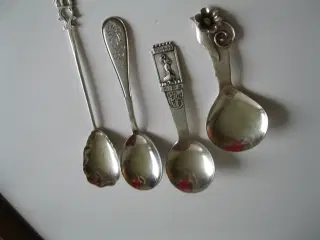 4 kompot/sukkerskeer i sølv. Den lille håndlavet.