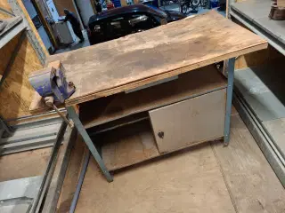 Værkstedsbord med skruestik 
