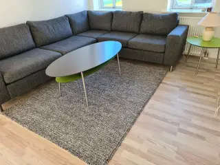 Hjørnesofa i mørkegrå stof
