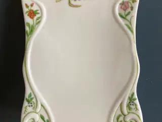 Smukt lille menuskilt i porcelæn