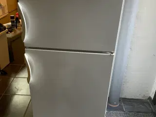 Køleskab gives bort
