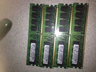 2 ud af 4 stk Samsung DDR2 ram a 512MB