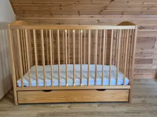 Træseng med skuffe og madras 