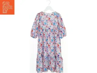 Kjole med blomstermønster fra Name It (str. 122)