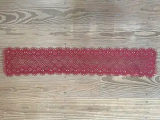 Kniplet bordløber/festremse