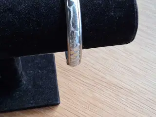 Sølvfarvet armbånd 