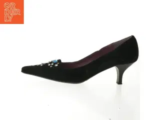 Sorte pumps med dekoration fra J Emix (str. 39)