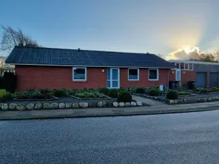 Velholdt villa med stor garage og udestue.