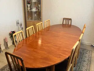 Spisebord + 10 stoler