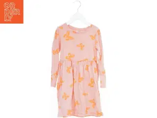 Langærmet kjole med sommerfugleprint fra Dopodopo (str. 116)