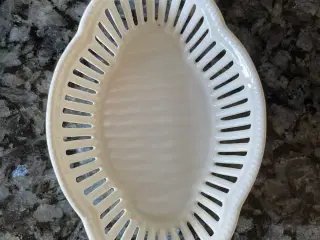 Hvid oval porcelænsskål med gennembrudt kant