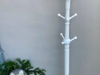 Flot hvid stumptjener i træ. Stabil og praktisk