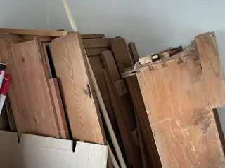 Skab med 2 låger og 2 skuffer