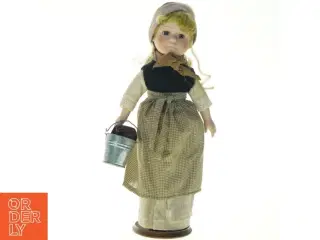 Porcelænsdukke med tøj og spand (str. 42 cm)