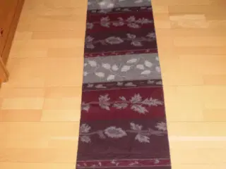 Sorte handsker, Blødt nyt halstørklæde