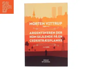 Argentineren der kom sejlende på en cedertræsplanke : roman af Morten Vittrup (f. 1983) (Bog)