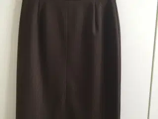Elegant nederdel med kort slids, størrelse 36