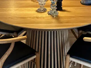 Spisebord i egetræsfiner