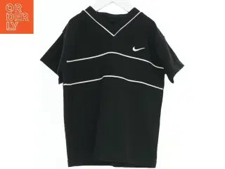 Sort Nike t-shirt med hvide striber fra Nike (str. 104)