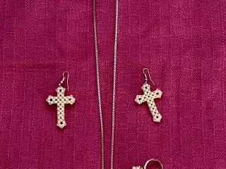 Perle kors halskæde, øreringe og fingerring sæt