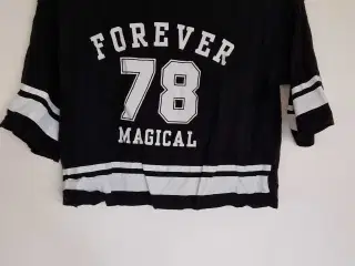 Bluse med skriften Forever Magical 