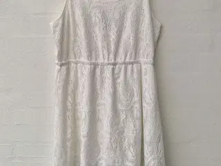 Smuk hvid kjole med blonder i strik blondekjole 