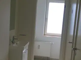 Erhvervslokaler udlejes i meget synlig hjørne ejendom.