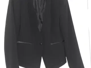 Sort fin jakke med skindkanter ved lommer