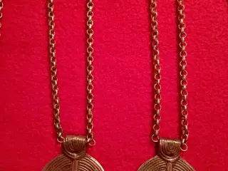 Halskæder med vedhæng i bronze