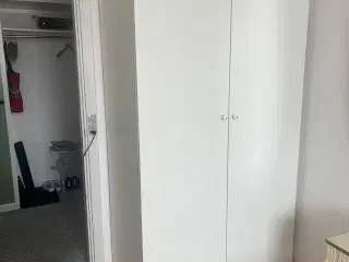 Klædeskab med kurve 