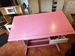 Skrivebord i solid træ