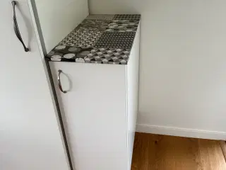 Smalt skab på ben